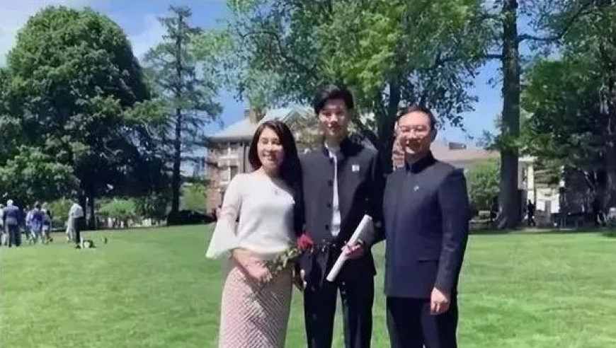 情侣等地铁 男生突然掏出戒指求婚,kj123720con澳门彩,最新热门解答落实_高清版V9.8